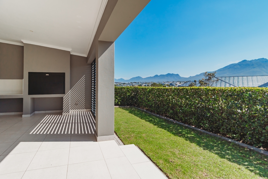 4 Bedroom Property for Sale in Kraaibosch Manor Western Cape